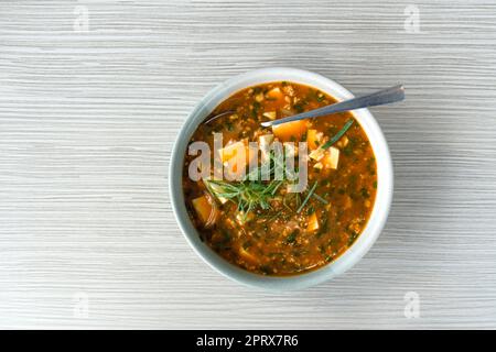 Japanischer Mapo Tofu (Mabo Dofu) aus gemahlenem Schweinefleisch, Tofu und Zwiebeln, serviert in einer duftenden Miso und würziger Sauce. Draufsicht Stockfoto