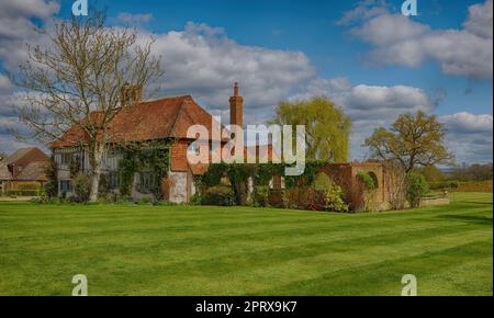 TUDOR Farm House im Garten von England Kent UK Stockfoto