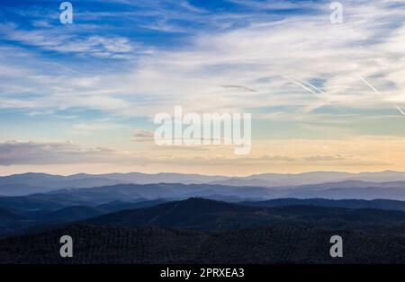 Sierra Morena aus der Vogelperspektive von der Reina Muslim Zitadelle, Badajoz, Extremadura, Spanien Stockfoto