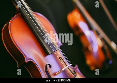 Detailansicht von zwei Violinen auf einigen Stühlen. Stockfoto