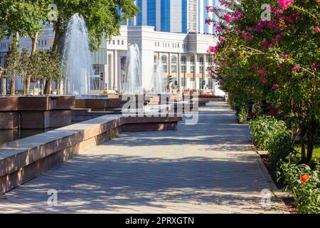 DUSCHANBE, TADSCHIKISTAN - 12. AUGUST 2022: Zentrale Rudaki Avenue und Park mit Brunnen und Blick auf die Straße im Sommer. Stockfoto