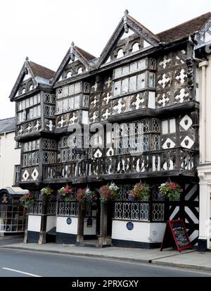 Alte Tudor-Gebäude mit dem Feathers Hotel in Kings Street, Ludlow, Shropshire, England Stockfoto