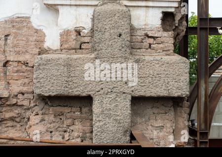 Ein Steinkreuz in den Ruinen der Kirche von San Francisco, zerstört beim Erdbeben 1861 in Mendoza, Argentinien. Stockfoto