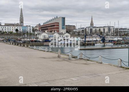 Das Hafengebiet dominiert vom neuen Bibliotheks- und Kulturzentrum Dun Laoghaire, Irland Stockfoto