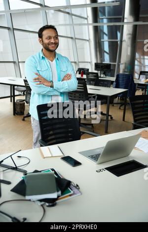 Ein lächelnder Mann macht sich im Büro fertig Stockfoto