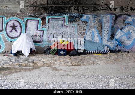 München, Deutschland. 27. April 2023. Die Besitztümer eines Obdachlosen liegen am Ufer der Isar unter einer Brücke. Kredit: Sven Hoppe/dpa/Alamy Live News Stockfoto