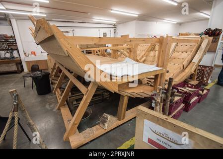 Eine Nachbildung eines angelsächsischen Begräbnisschiffs, das in Sutton Hoo gefunden wurde, wird im Longshed in Woodbridge in Suffolk gebaut. Stockfoto