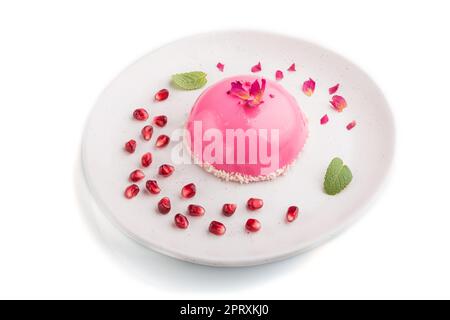Rosa Mousse Kuchen mit Erdbeere isoliert auf weißem Hintergrund. Draufsicht. Stockfoto