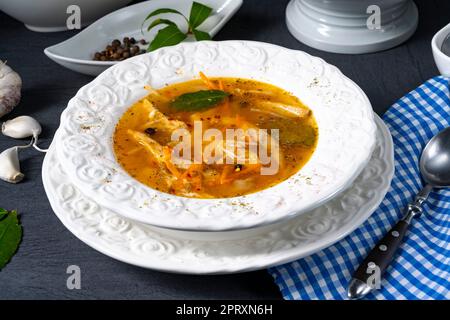 Pikante Austernsuppe mit Hühnerfleisch Stockfoto