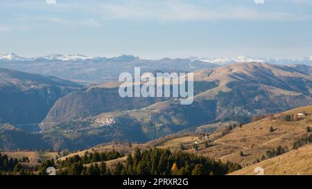 Herbstlandschaft des Mount Grappa. Italienische Alpen schöne Aussicht Stockfoto