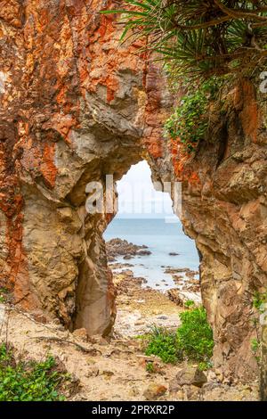 Das Himmelstor ist das Tor zum Kiesstrand in Pulau Mawar; Endau, Halbinsel Malaysia. Das Pulau Mawar liegt an der Spitze des Pantai Mawar Beach. Stockfoto