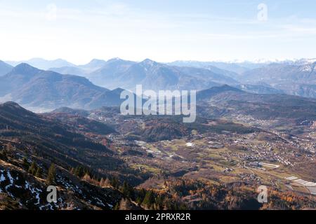 Landschaft vom Gipfel des Costalta-Berges. Panorama der italienischen Alpen. Baselga di Pinè, Lagorai Stockfoto