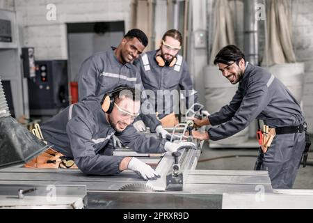 Holzwender messen und berechnen die richtige Größe des Werkstücks mit Hand- und Elektrowerkzeugen. Schneiden, Formen, Drehen, Glätten und Ausbalancieren von Holzbefestigungen Stockfoto