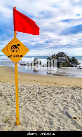 Das Schwimmen unter der roten Flagge verboten hohe Wellen in Zicatela Puerto Escondido Mexiko. Stockfoto