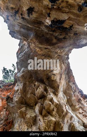 Das Himmelstor ist das Tor zum Kiesstrand in Pulau Mawar; Endau, Halbinsel Malaysia. Das Pulau Mawar liegt an der Spitze des Pantai Mawar Beach. Stockfoto