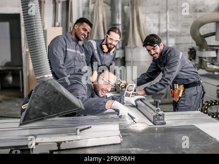 Holzwender messen und berechnen die richtige Größe des Werkstücks mit Hand- und Elektrowerkzeugen. Schneiden, Formen, Drehen, Glätten und Ausbalancieren von Holzbefestigungen Stockfoto