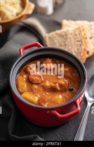 Die Kohlsuppe im Topf. Gesunde Gemüsesuppe. Stockfoto