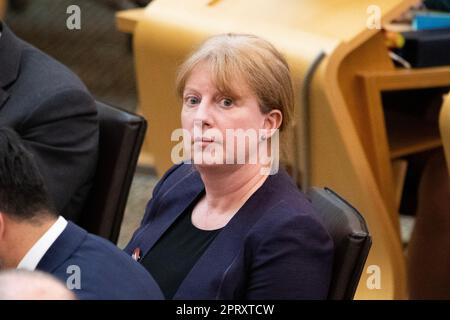 Edinburgh, Schottland, Großbritannien. 27. April 2023. BILD: Shona Robison MSP, Abgeordneter schottischer erster Minister. Wöchentliche Sitzung mit Fragen der Ersten Minister als MSP von Humza Yousaf beantwortet der Erste Minister von Schottland die Fragen im Plenarsaal. Szenen auch im Korridor vor und nach den FMQs. Kredit: Colin Fisher/Alamy Live News Stockfoto