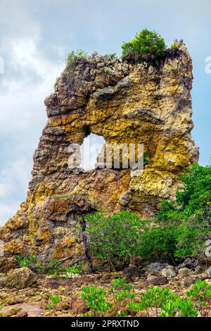 Rock namens Fenster des Himmels an der Küste von Pulau Mawar. Endau, West Malaysia. Stockfoto
