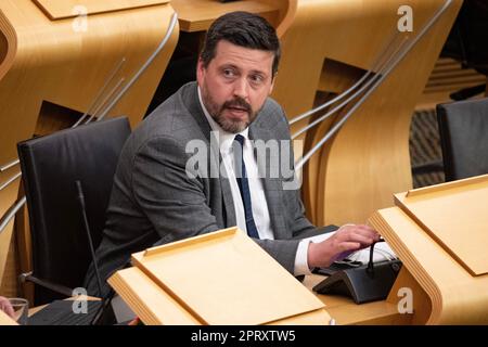 Edinburgh, Schottland, Großbritannien. 27. April 2023. ABBILDUNG: Jamie Hepburn MSP, schottischer Unabhängigkeitsminister. Wöchentliche Sitzung mit Fragen der Ersten Minister als MSP von Humza Yousaf beantwortet der Erste Minister von Schottland die Fragen im Plenarsaal. Szenen auch im Korridor vor und nach den FMQs. Kredit: Colin Fisher/Alamy Live News Stockfoto