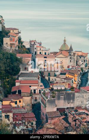 In der Seestadt Cetara an der Amalfiküste, berühmt für Sardellen und die Farben der Gebäude, Salerno, Amalfiküste, Positano. Stockfoto