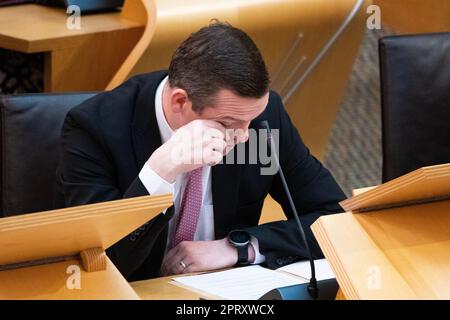 Edinburgh, Schottland, Großbritannien. 27. April 2023. ABBILDUNG: Douglas Ross MSP, Scottish Tory Leader. Wöchentliche Sitzung mit Fragen der Ersten Minister als MSP von Humza Yousaf beantwortet der Erste Minister von Schottland die Fragen im Plenarsaal. Szenen auch im Korridor vor und nach den FMQs. Kredit: Colin Fisher/Alamy Live News Stockfoto