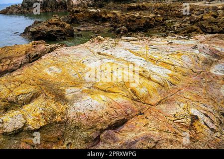 Kieselstrand in Pulau Mawar; Endau, Halbinsel Malaysia. Das Pulau Mawar liegt an der Spitze des Pantai Mawar Beach. Stockfoto