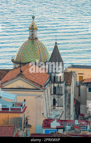 In der Seestadt Cetara an der Amalfiküste, berühmt für Sardellen und die Farben der Gebäude, Salerno, Amalfiküste, Positano. Stockfoto