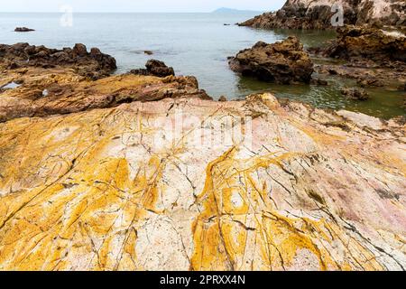 Kieselstrand in Pulau Mawar; Endau, Halbinsel Malaysia. Das Pulau Mawar liegt an der Spitze des Pantai Mawar Beach. Stockfoto