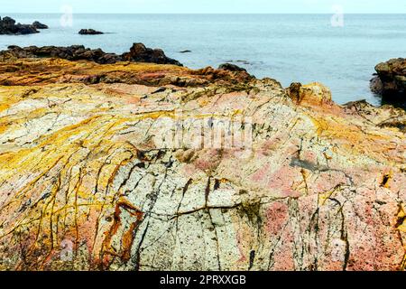 Kieselstrand in Pulau Mawar; Endau, Halbinsel Malaysia. Das Pulau Mawar liegt an der Spitze des Pantai Mawar Beach. Stockfoto