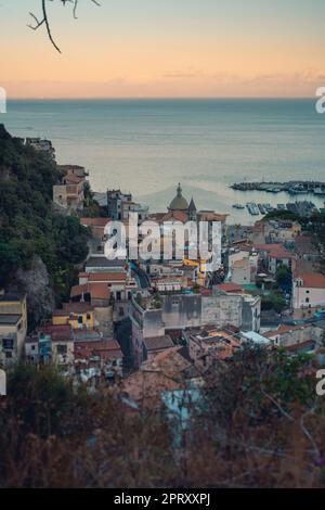 In der Seestadt Cetara an der Amalfiküste, berühmt für Sardellen und die Farben der Gebäude, Salerno, Amalfiküste, Positano. Stockfoto