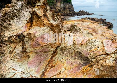 Kieselstrand in Pulau Mawar; Endau, Halbinsel Malaysia. Das Pulau Mawar liegt an der Spitze des Pantai Mawar Beach. Stockfoto