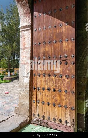 Antike Eisenwaren an der Tür der Kirche der Himmelfahrt in Tlacolula de Matamoros, Oaxaca, Mexiko. Stockfoto