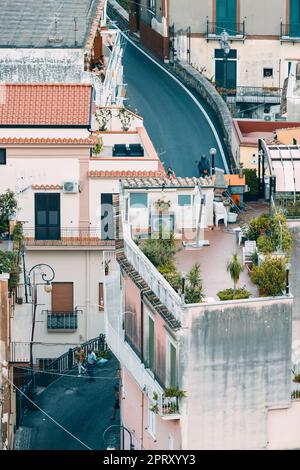 In der Seestadt Cetara an der Amalfiküste, berühmt für Sardellen und die Farben der Gebäude, Salerno, Amalfiküste, Positano. Stockfoto