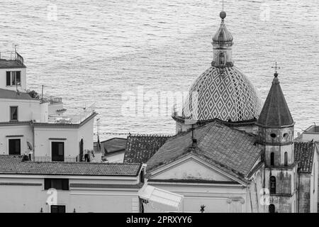 In der Seestadt Cetara an der Amalfiküste, berühmt für Sardellen und die Farben der Gebäude, Salerno, Amalfiküste, Positano. Stockfoto