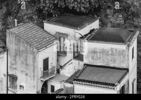 In der Seestadt Cetara an der Amalfiküste, berühmt für Sardellen und die Farben der Gebäude, Salerno, Amalfiküste, Positano. Stockfoto