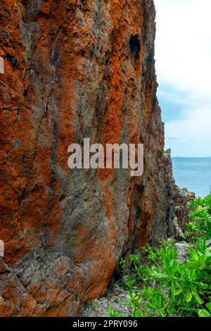 Kieselstrand in Pulau Mawar; Endau, Halbinsel Malaysia. Das Pulau Mawar liegt an der Spitze des Pantai Mawar Beach. Stockfoto
