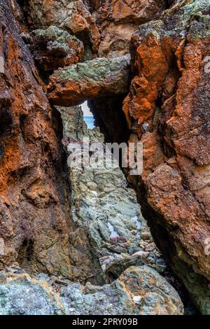 Kieselstrand in Pulau Mawar; Endau, Halbinsel Malaysia. Das Pulau Mawar liegt an der Spitze des Pantai Mawar Beach. Stockfoto