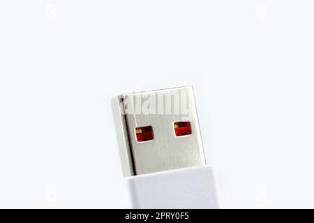 Weißer USB-Kabelanschluss Nahaufnahme eines hellen Hintergrunds mit Kopierbereich. Stockfoto