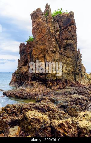 Kieselstrand in Pulau Mawar; Endau, Halbinsel Malaysia. Das Pulau Mawar liegt an der Spitze des Pantai Mawar Beach. Stockfoto