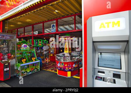 Spielhalle am Meer. Paignton, Devon, Großbritannien Stockfoto