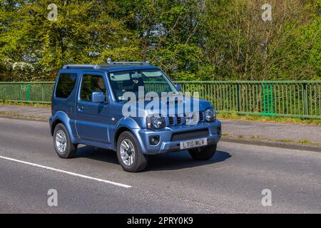 2013 Suzuki Jimny Sz4 Auto Vvti Auto Blue Car SUV 1328 ccm; Überquerung der Autobahnbrücke im Großraum Manchester, Großbritannien Stockfoto