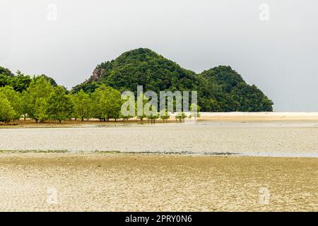 Kieselstrand in Pulau Mawar; Endau, Halbinsel Malaysia. Das Pulau Mawar liegt an der Spitze des Pantai Mawar Beach. Stockfoto