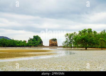 Kieselstrand in Pulau Mawar; Endau, Halbinsel Malaysia. Das Pulau Mawar liegt an der Spitze des Pantai Mawar Beach. Stockfoto