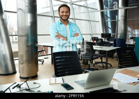 Ein glücklicher Mann, der sich auf die Arbeit am Computer vorbereitet Stockfoto