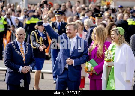 ROTTERDAM - König Willem-Alexander, Königin Maxima, Prinzessin Amalia und Prinzessin Ariane während der Feier des Königstags in Rotterdam. Der Besuch war der zehnte Jahrestag der Herrschaft Willem-Alexanders. ANP ROBIN VAN LONKHUIJSEN niederlande raus - belgien raus Stockfoto