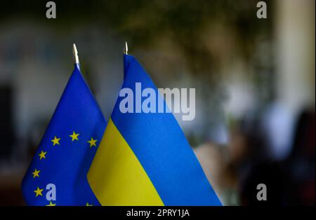Flaggen der Ukraine und der EU. Partnerschaften zwischen Ländern. Konzept des Beitritts der Ukraine zur Europäischen Union. Schließen. Stockfoto