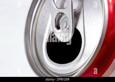 Geöffnete Aluminiumdose aus Metall mit Natrongetränk Nahaufnahme auf hellem Hintergrund mit Kopierbereich. Stockfoto