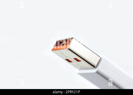 Weißer USB-Kabelanschluss Nahaufnahme eines hellen Hintergrunds mit Kopierbereich. Stockfoto