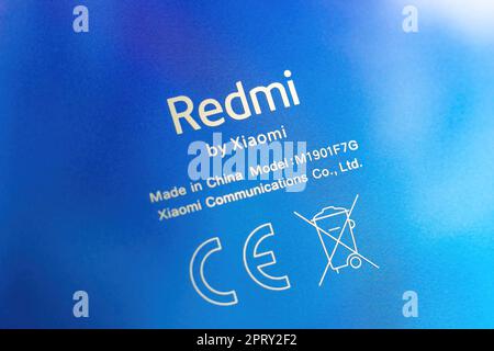 MINSK, BELARUS - 24. NOVEMBER 2022: Weißes Redmi-Logo von Xiaomi auf blauem Smartphone aus nächster Nähe. Stockfoto